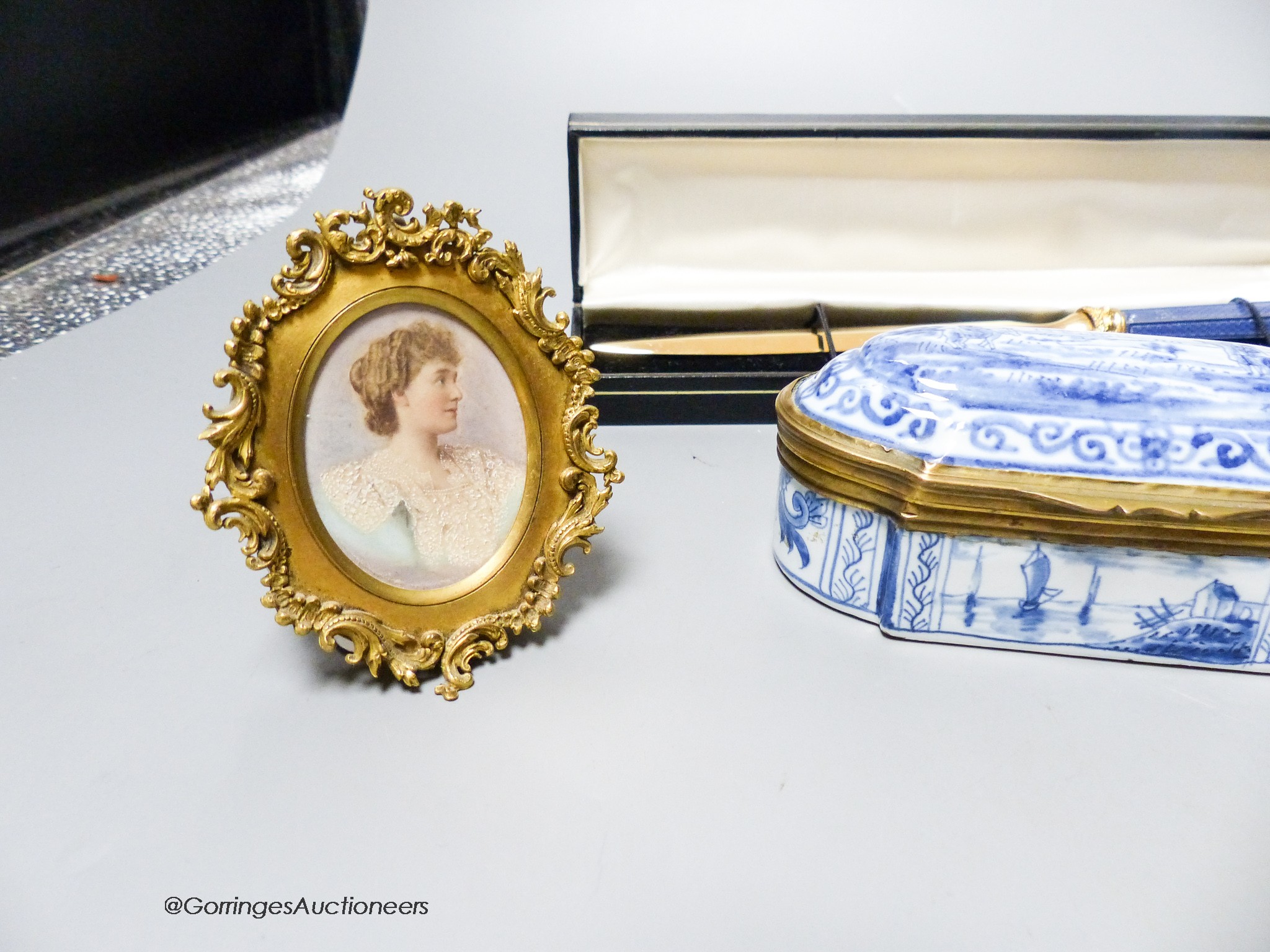 A Delft box, miniature binoculars, a mother of pearl pen and a letter opener, etc.